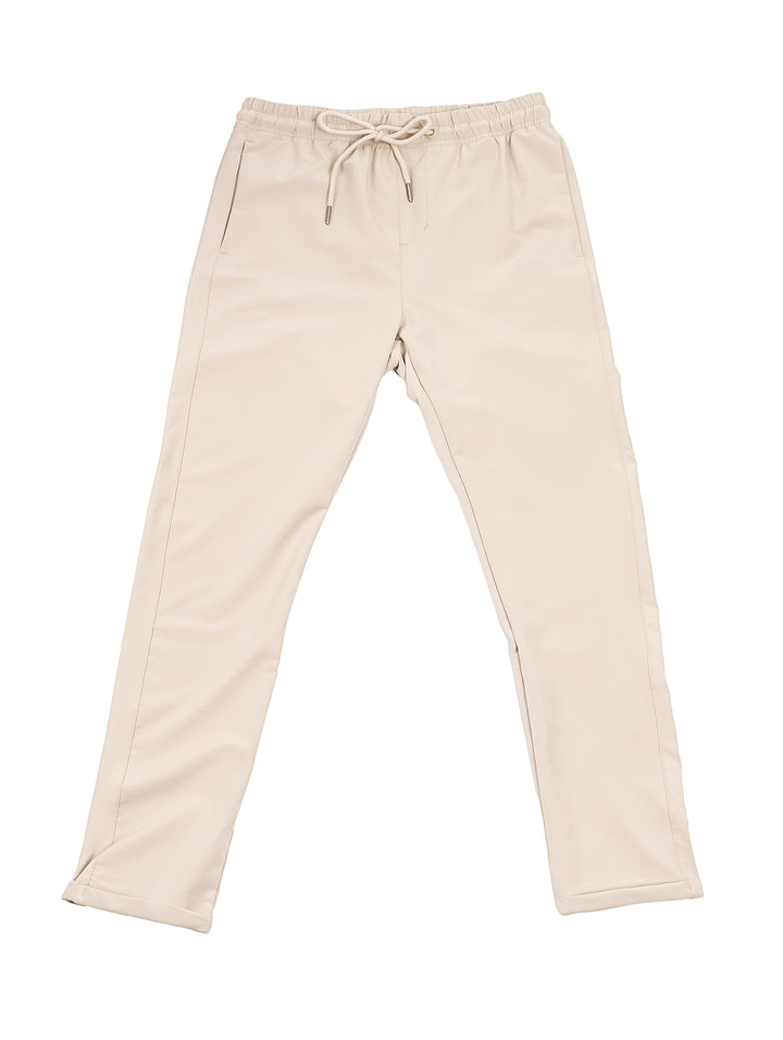 Hombre vistiendo pantalones deportivos tipo jogger color khaki con cintura elástica y cordón.