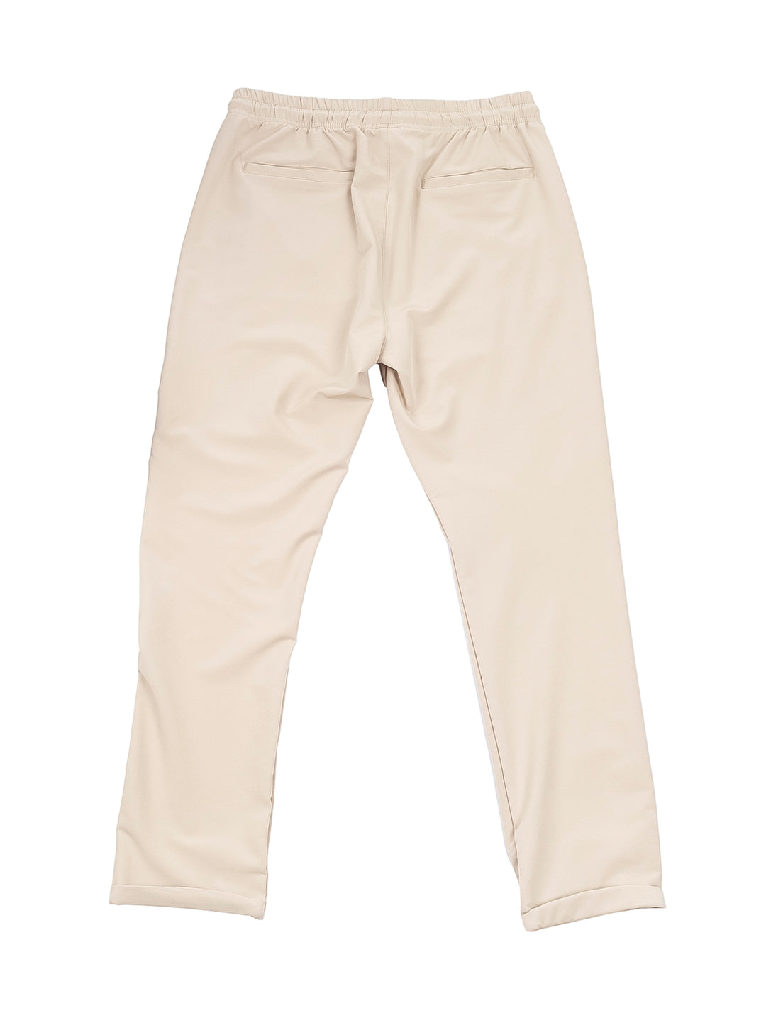 Hombre vistiendo pantalones deportivos tipo jogger color khaki con cintura elástica y cordón.