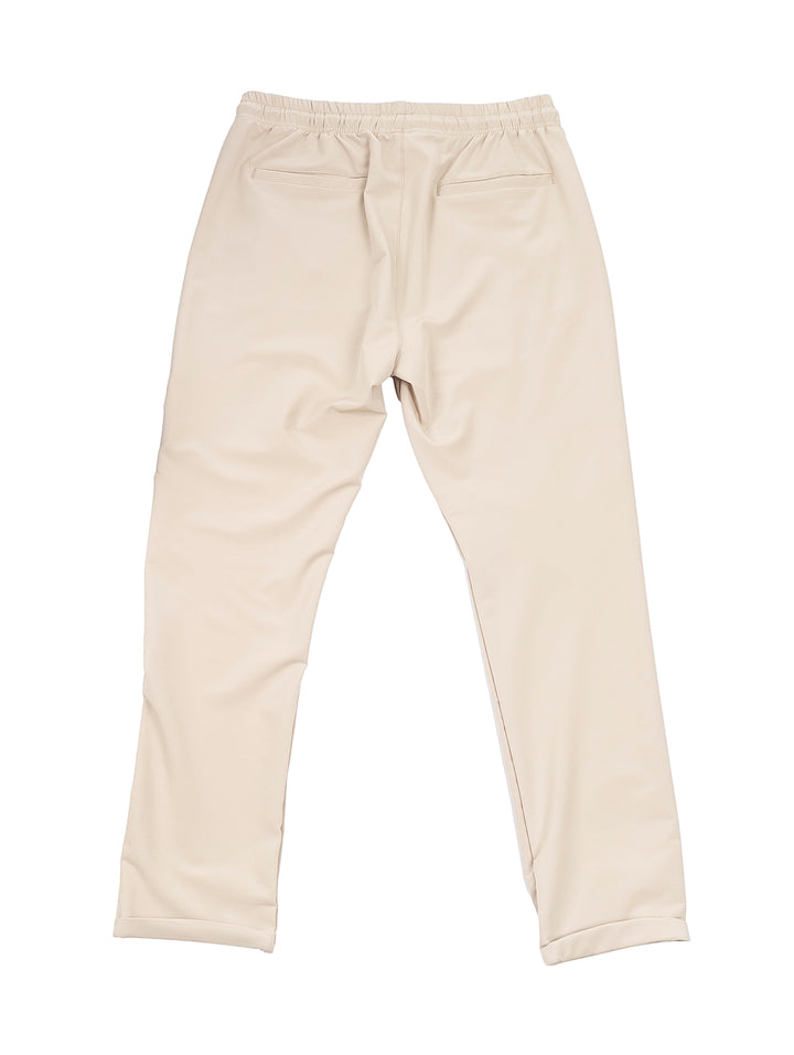 Hombre vistiendo pantalones deportivos tipo jogger color khaki con cintura elástica y cordón.