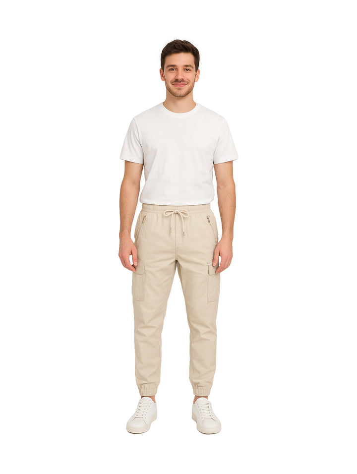 Hombre vistiendo pantalones jogger color khaki con cintura elástica y tobillos ajustados.