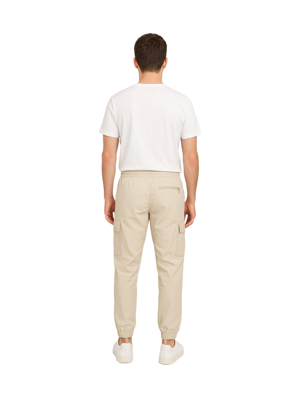 Hombre vistiendo pantalones jogger color khaki con cintura elástica y tobillos ajustados.