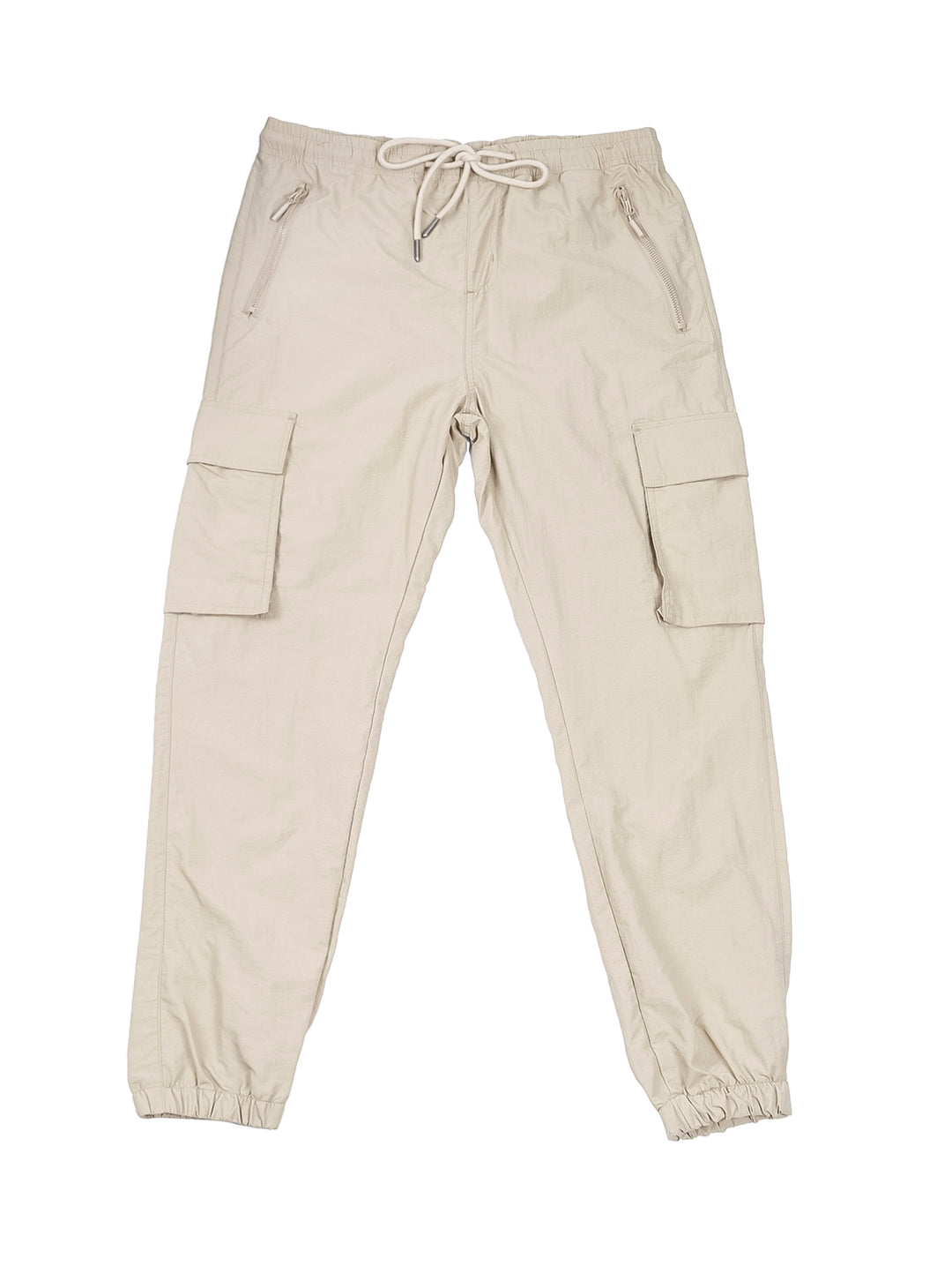 Hombre vistiendo pantalones jogger color khaki con cintura elástica y tobillos ajustados.
