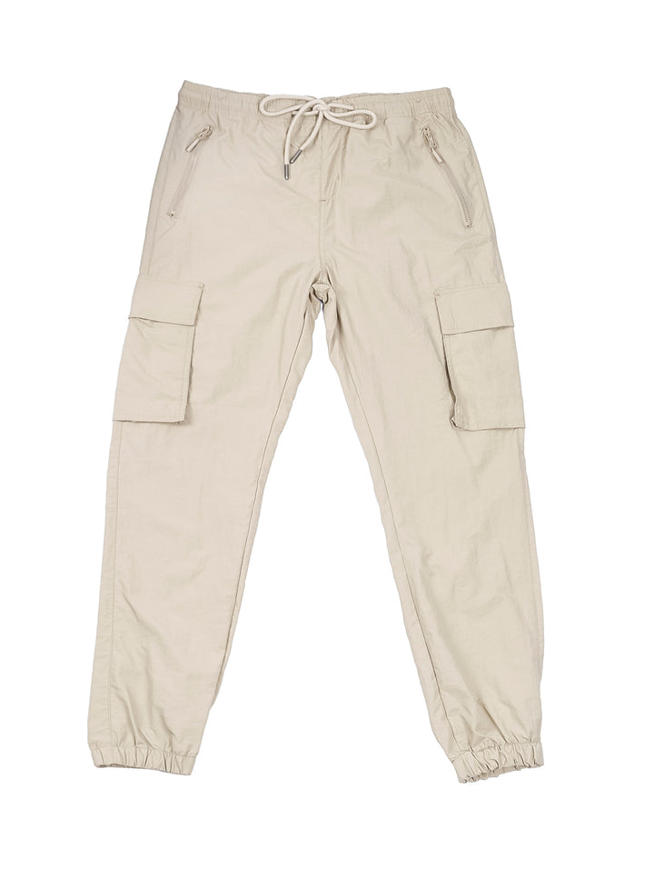Hombre vistiendo pantalones jogger color khaki con cintura elástica y tobillos ajustados.