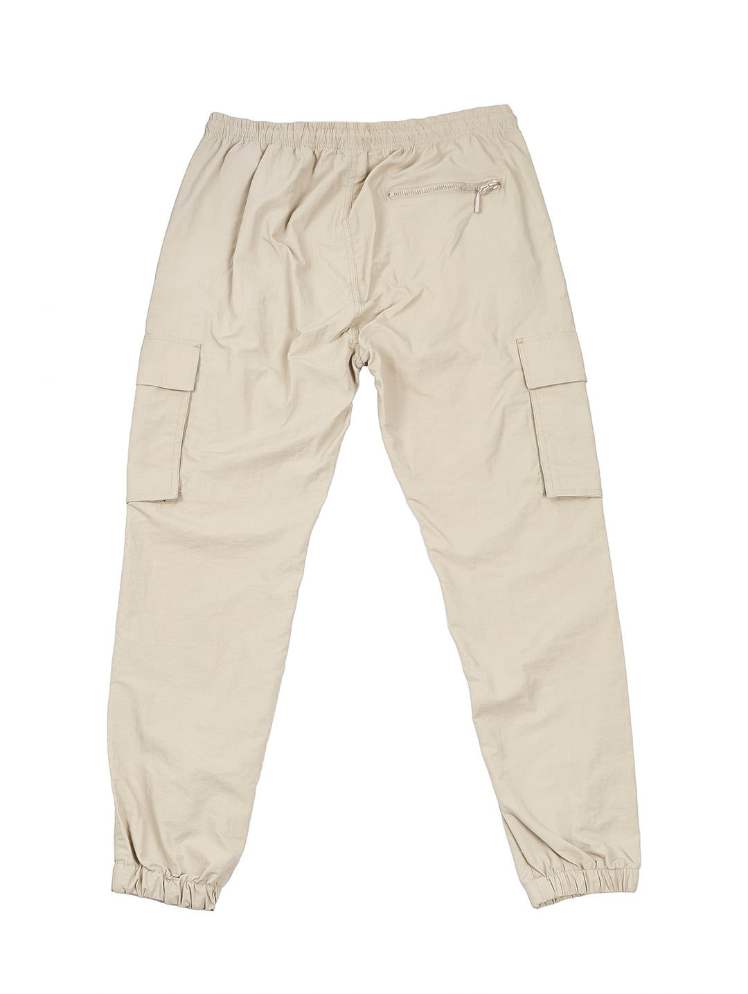 Hombre vistiendo pantalones jogger color khaki con cintura elástica y tobillos ajustados.
