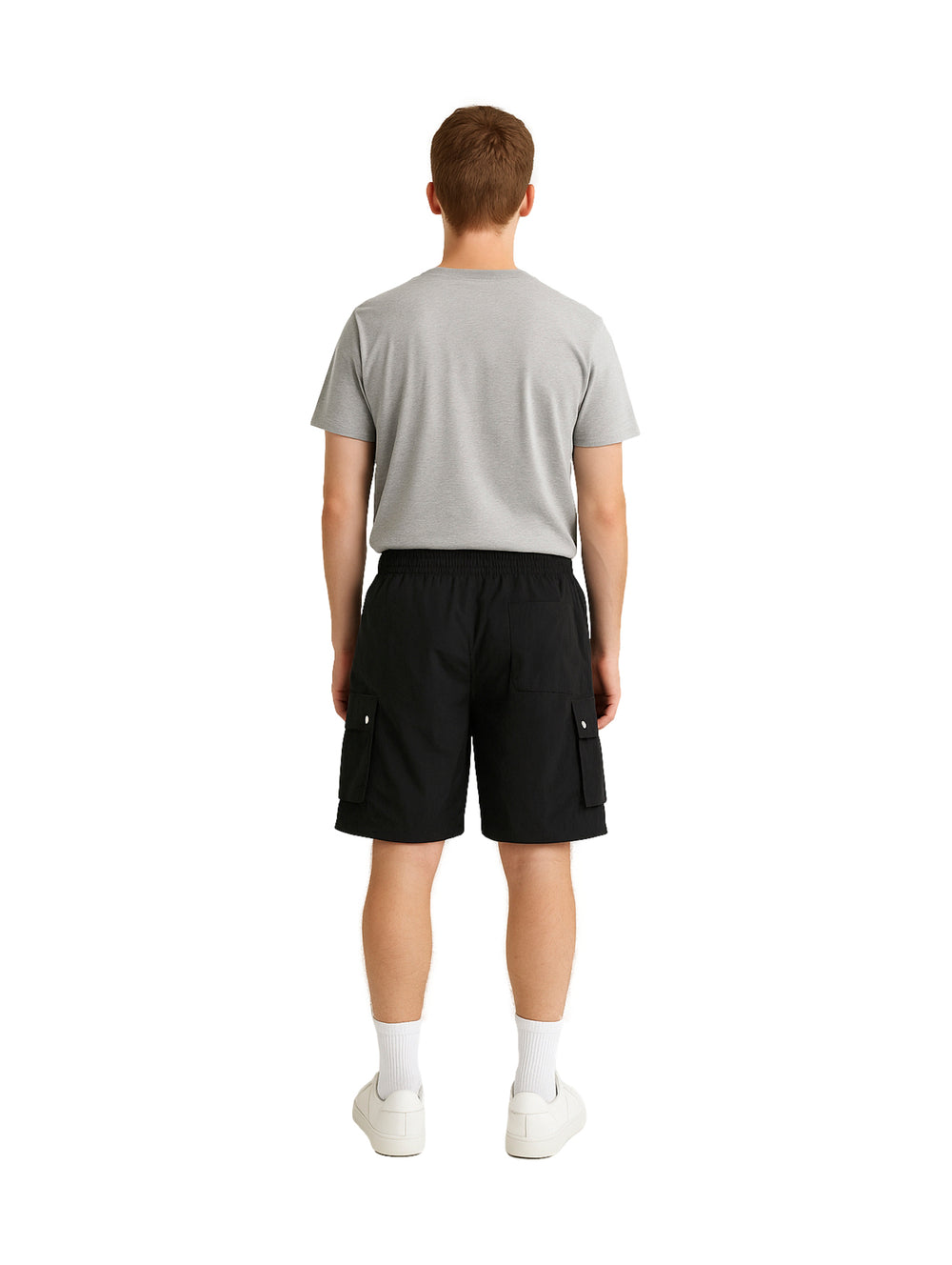 Hombre vistiendo shorts de surf color negro con bolsillos laterales.