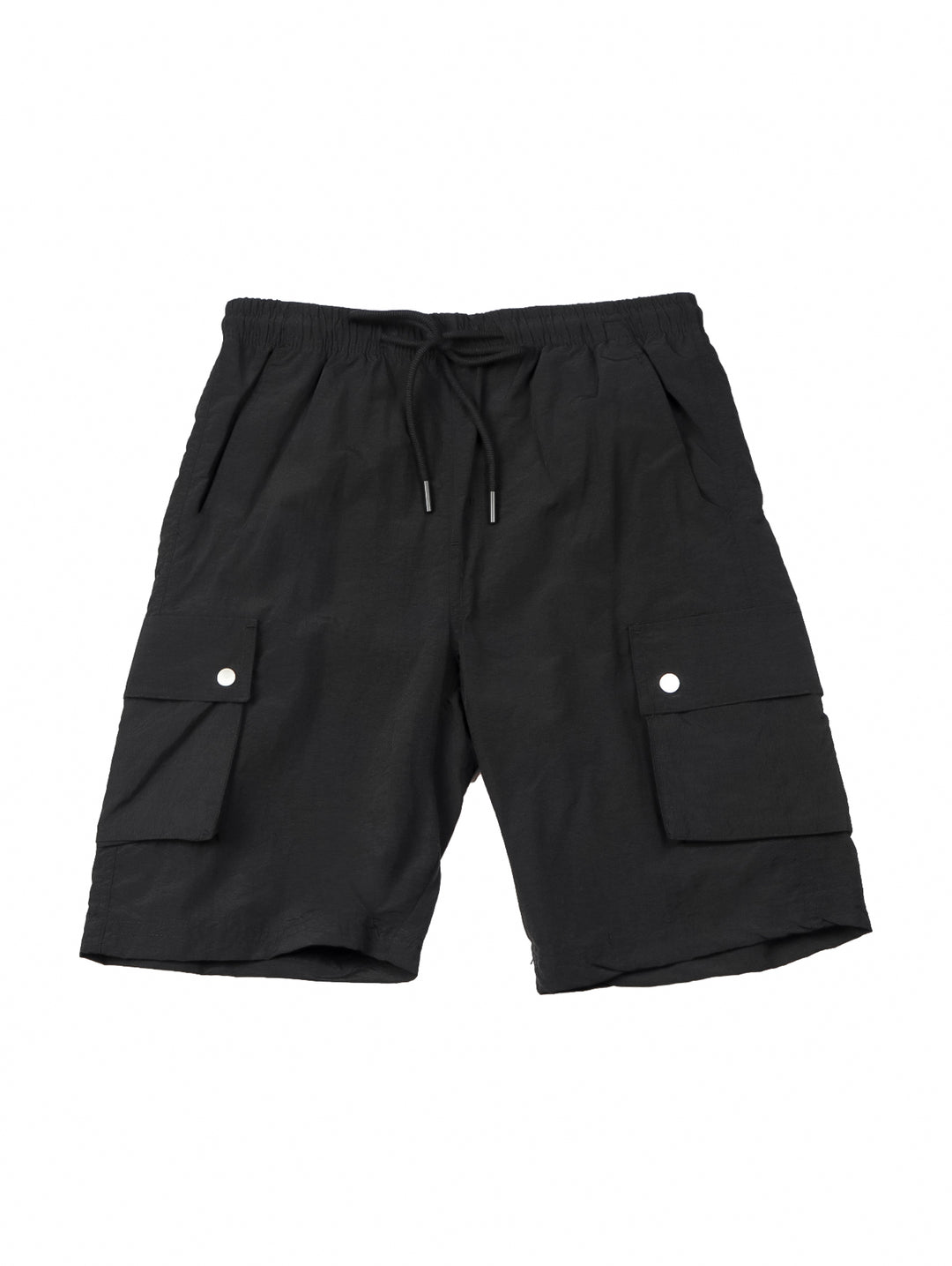 Hombre vistiendo shorts de surf color negro con bolsillos laterales.