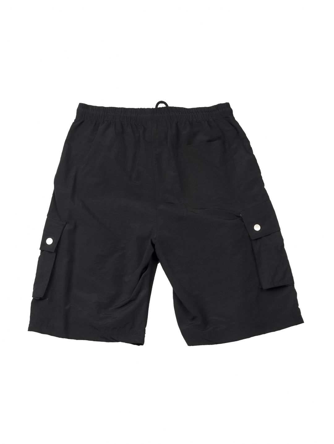 Hombre vistiendo shorts de surf color negro con bolsillos laterales.