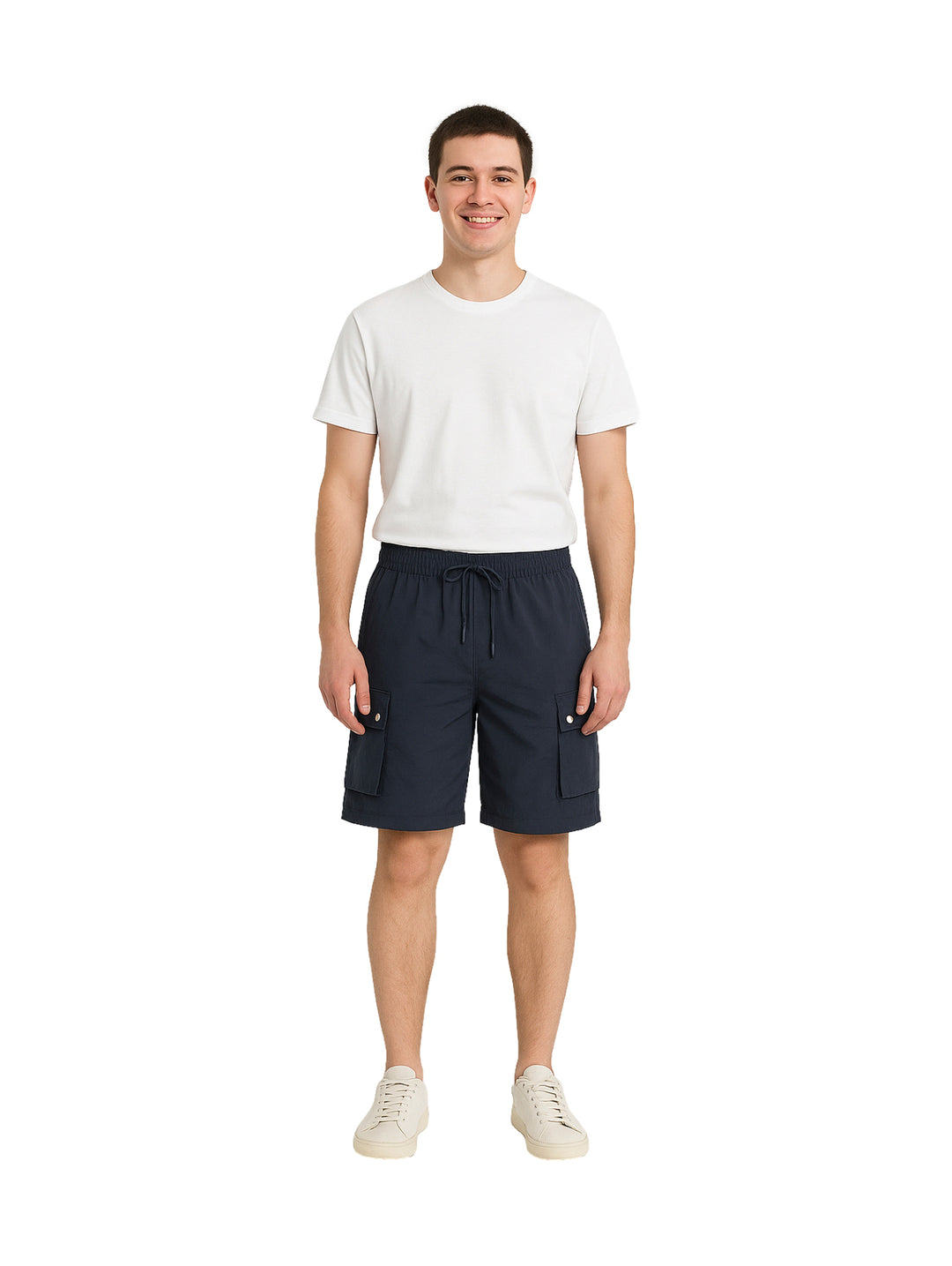 Hombre vistiendo shorts de surf color marino con bolsillos laterales y camiseta blanca.