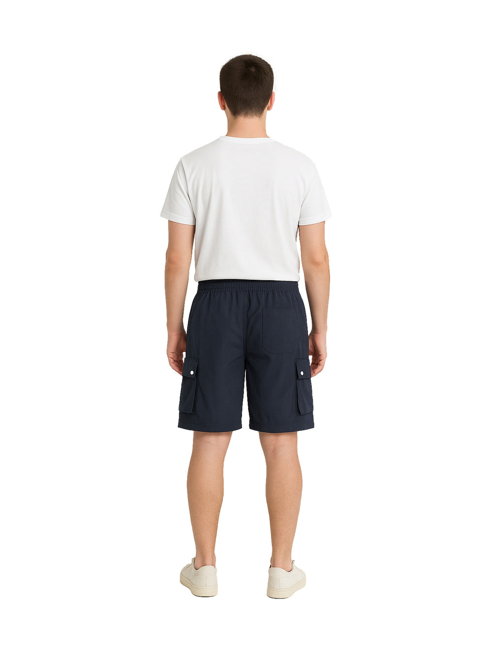 Hombre vistiendo shorts de surf color marino con bolsillos laterales y camiseta blanca.