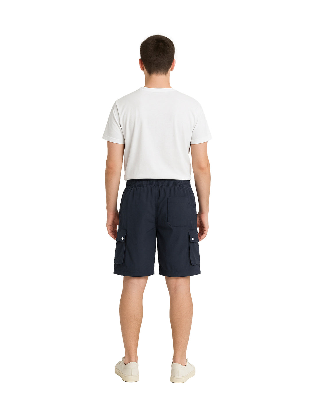 Hombre vistiendo shorts de surf color marino con bolsillos laterales y camiseta blanca.