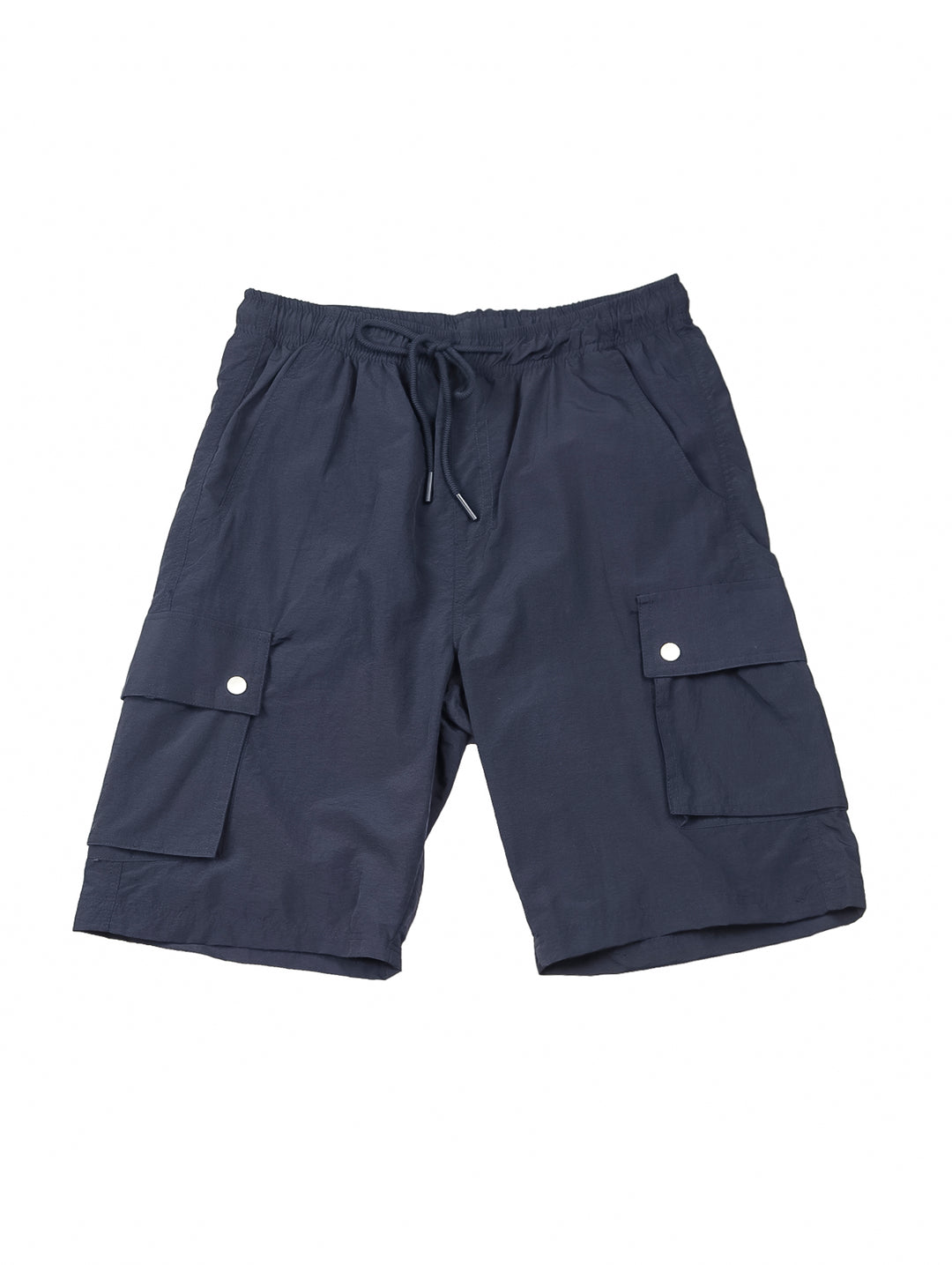 Hombre vistiendo shorts de surf color marino con bolsillos laterales y camiseta blanca.