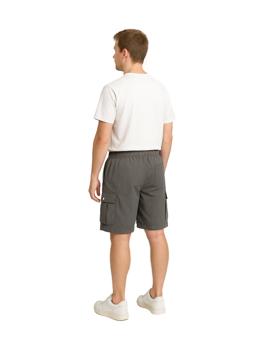 Hombre vistiendo shorts de surf color gris con bolsillos laterales y camiseta blanca.