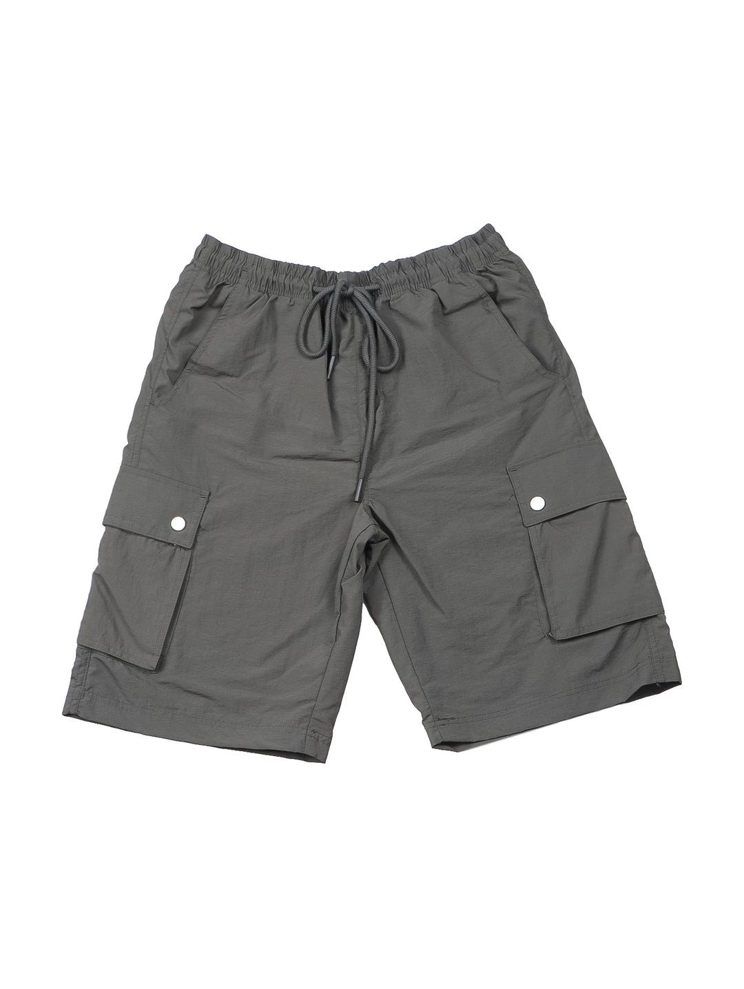 Hombre vistiendo shorts de surf color gris con bolsillos laterales y camiseta blanca.