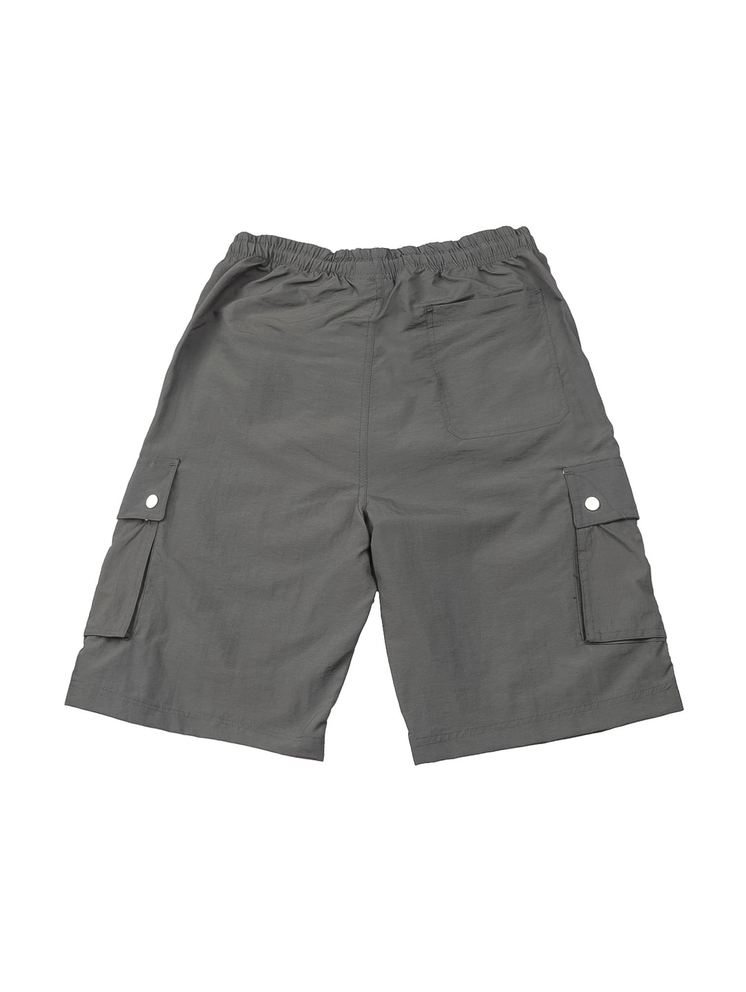 Hombre vistiendo shorts de surf color gris con bolsillos laterales y camiseta blanca.