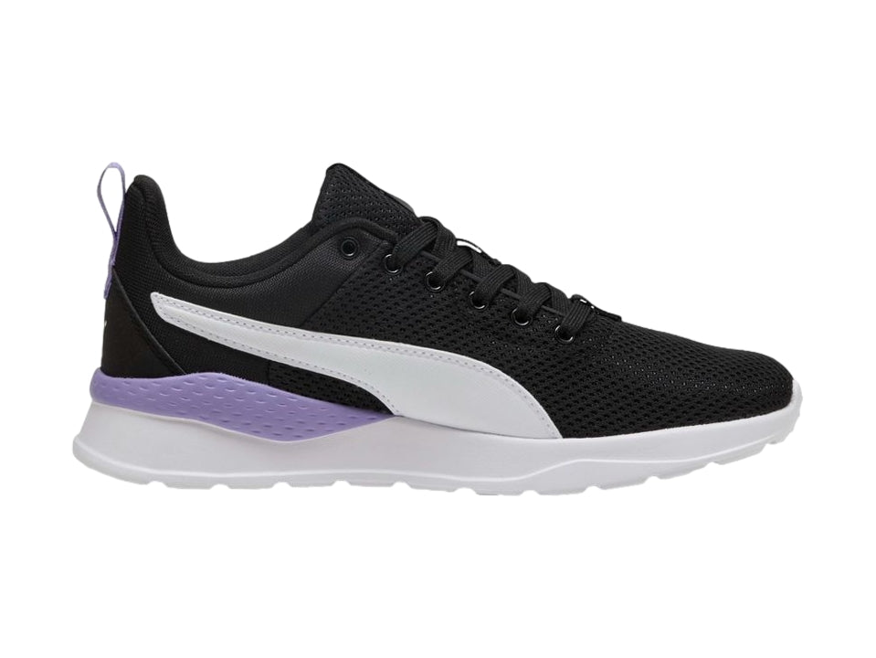 Tenis PUMA Anzarun Lite para mujer en color negro con franja blanca y detalle morado en el talón.