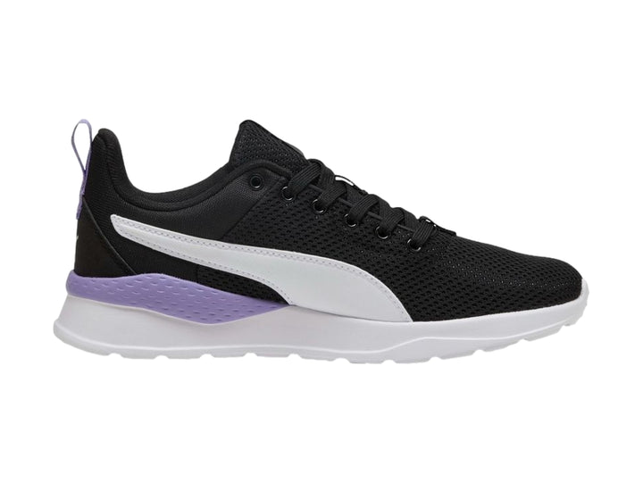 Tenis PUMA Anzarun Lite para mujer en color negro con franja blanca y detalle morado en el talón.
