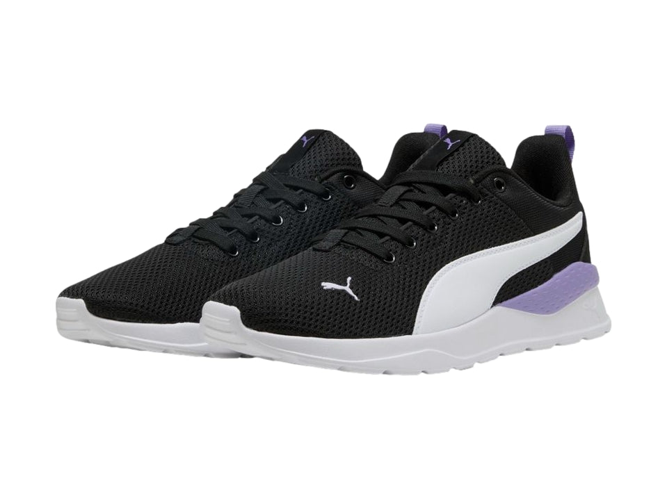Tenis PUMA Anzarun Lite para mujer en color negro con franja blanca y detalle morado en el talón.