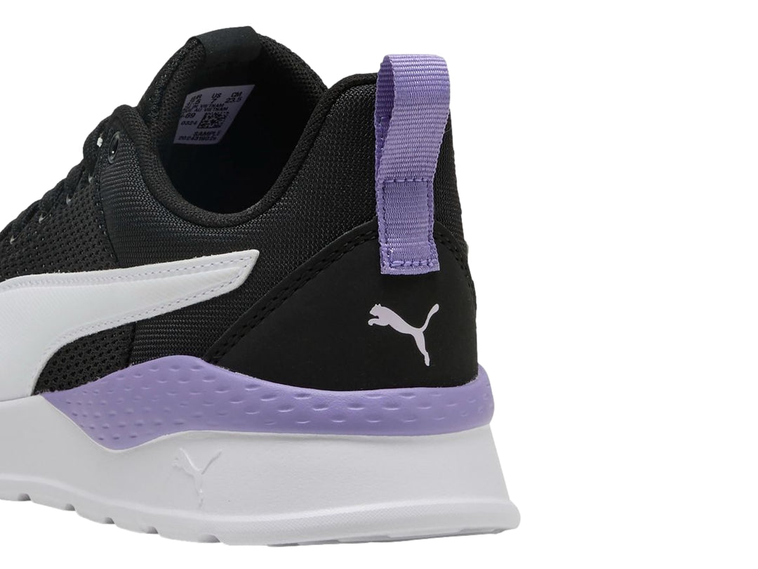 Tenis PUMA Anzarun Lite para mujer en color negro con franja blanca y detalle morado en el talón.