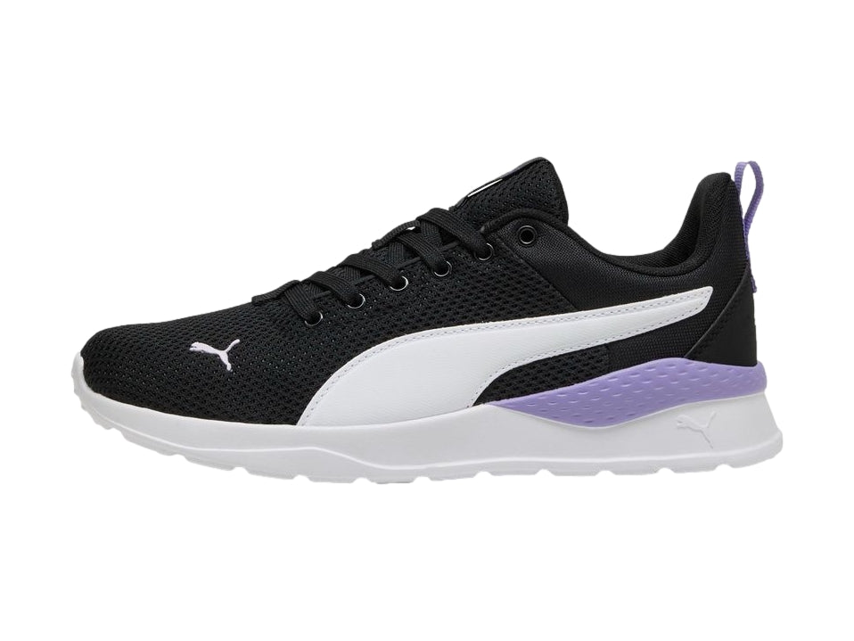 Tenis PUMA Anzarun Lite para mujer en color negro con franja blanca y detalle morado en el talón.