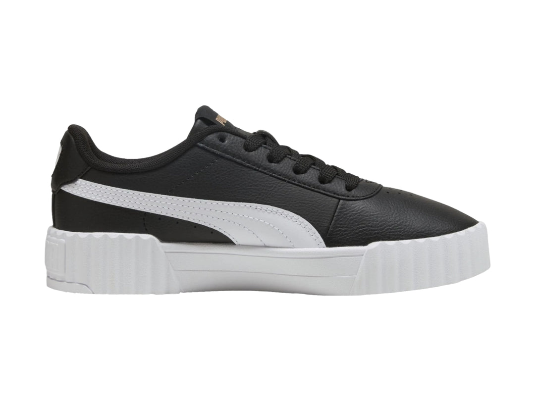 Tenis PUMA Carina 3.0 en color negro con franja blanca lateral y suela de plataforma blanca.