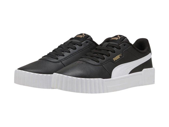 Tenis PUMA Carina 3.0 en color negro con franja blanca lateral y suela de plataforma blanca.