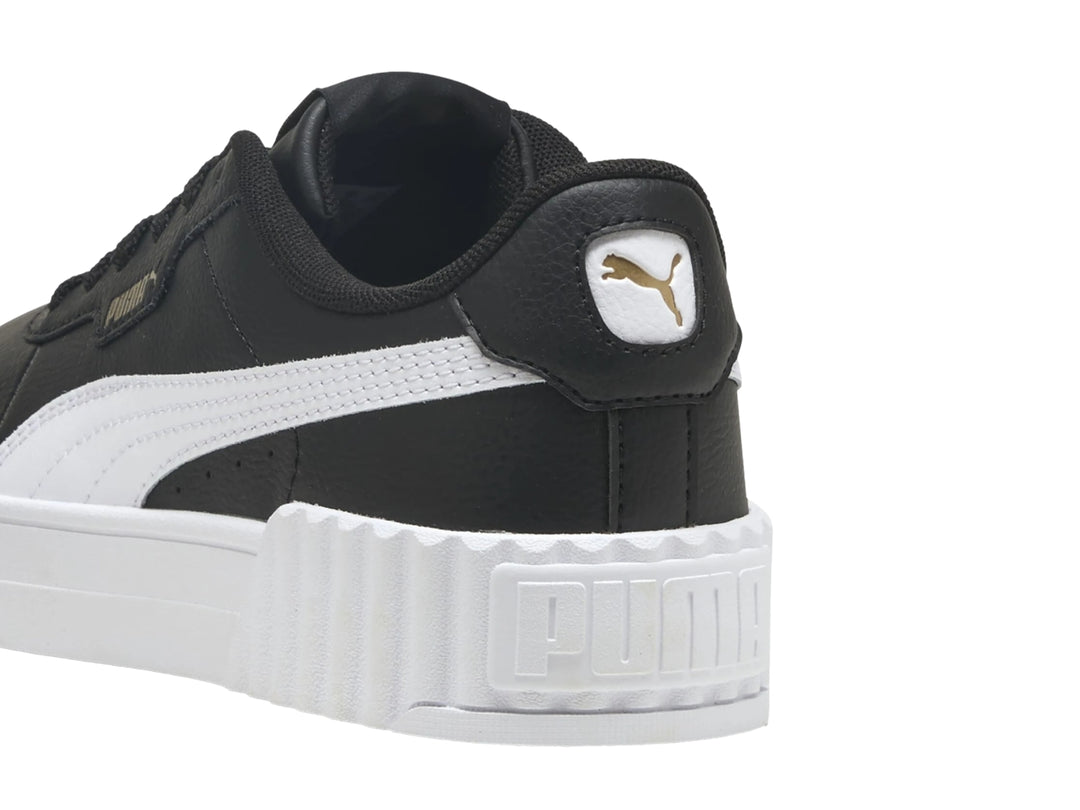 Tenis PUMA Carina 3.0 en color negro con franja blanca lateral y suela de plataforma blanca.