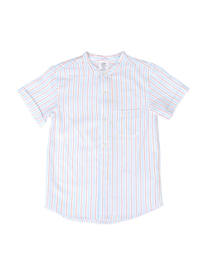 Camisa para niño color azul claro con rayas verticales naranjas, manga corta y botones frontales.