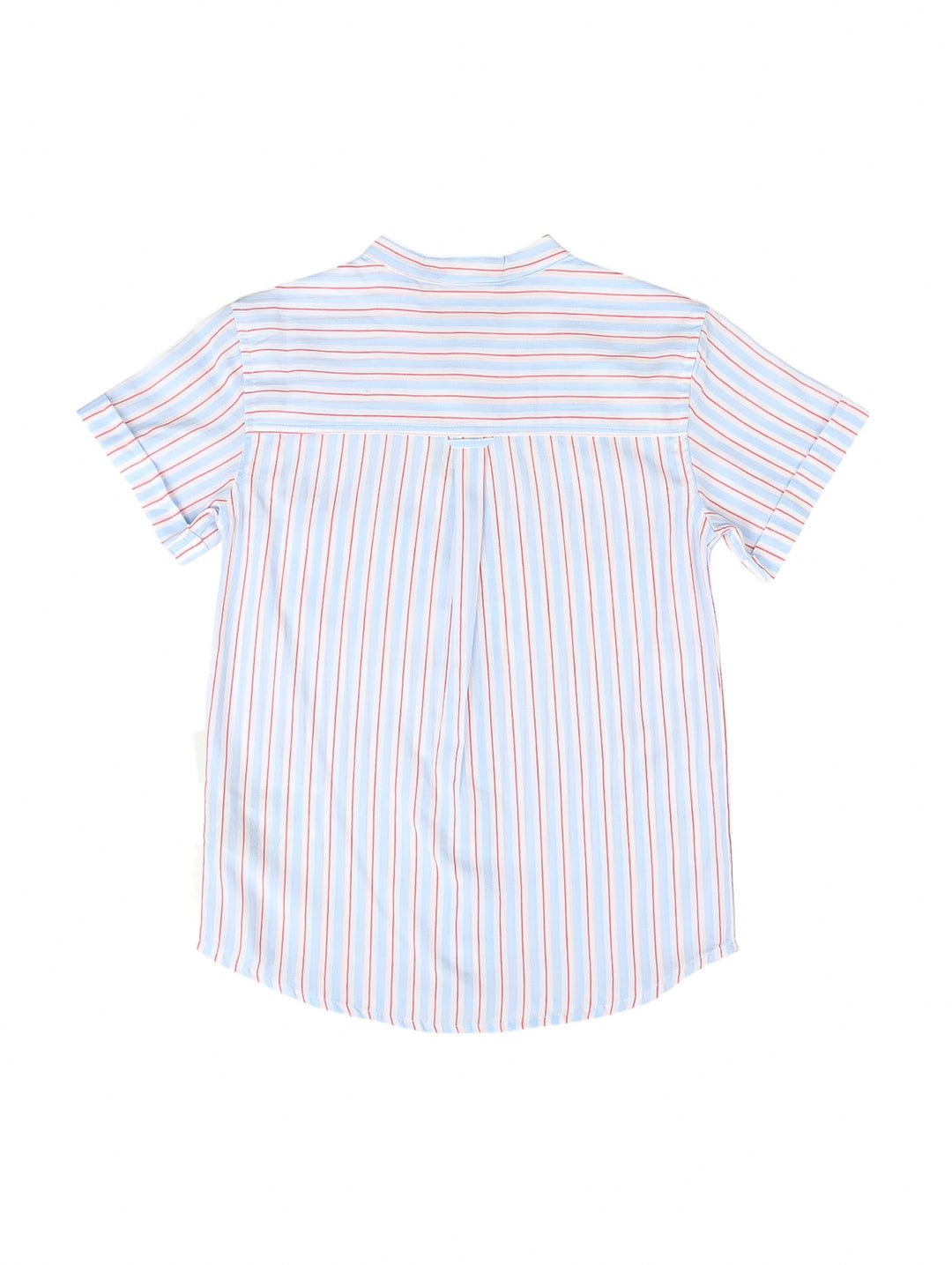 Camisa para niño color azul claro con rayas verticales naranjas, manga corta y botones frontales.