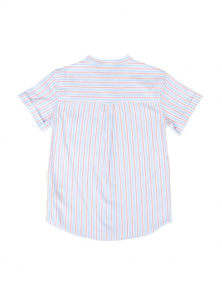 Camisa para niño color azul claro con rayas verticales naranjas, manga corta y botones frontales.