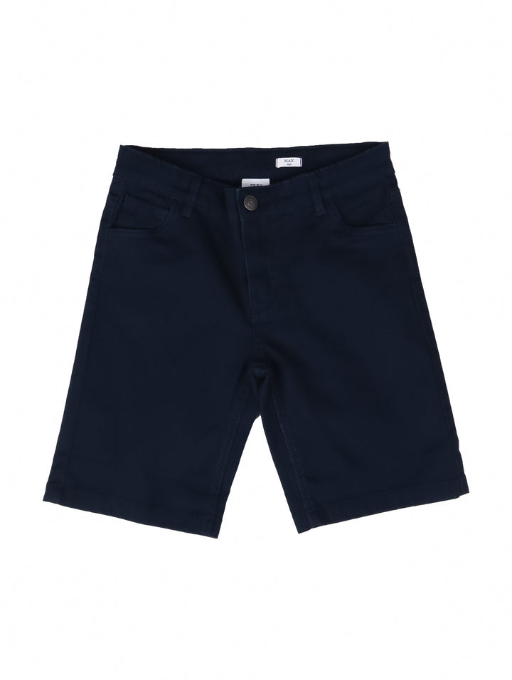 Shorts casuales para niño en color azul oscuro.