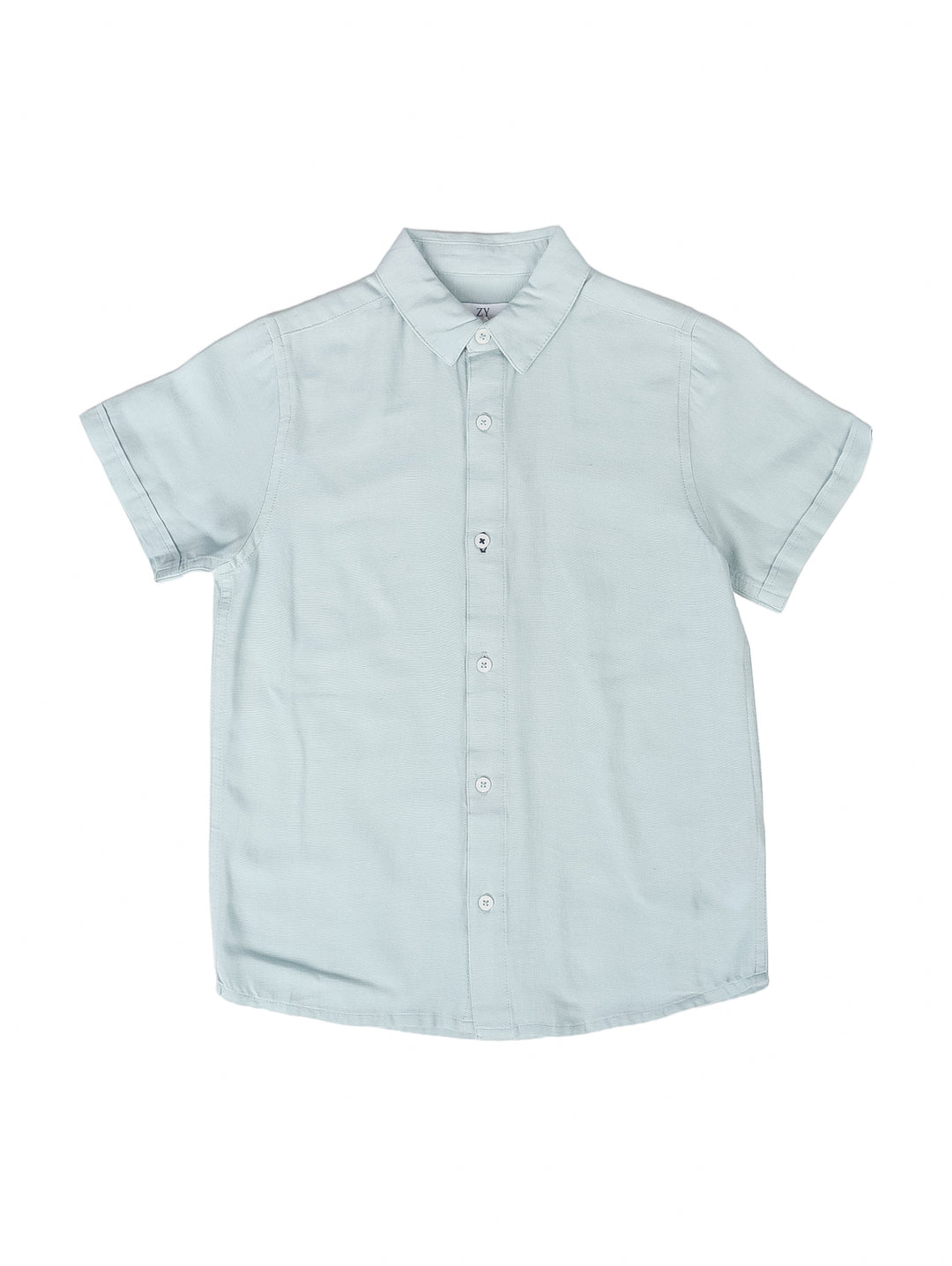 Camisa de lino color azul claro para niño, con manga corta y cierre frontal de botones.