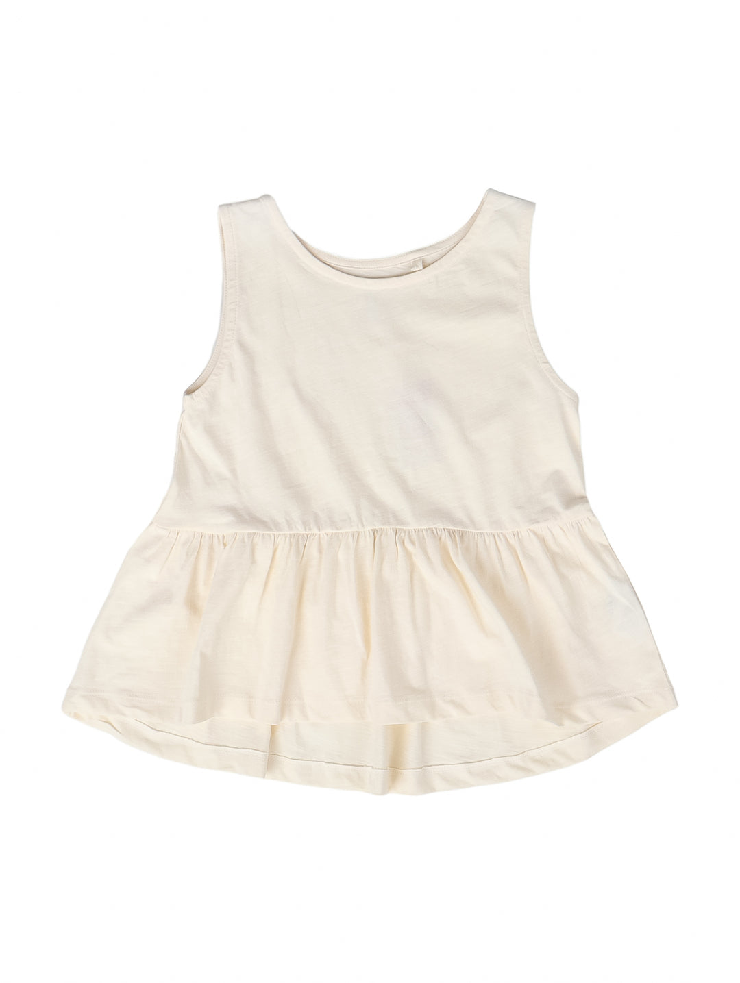 Blusa sin mangas color beige claro para niña con corte acampanado en la parte inferior.