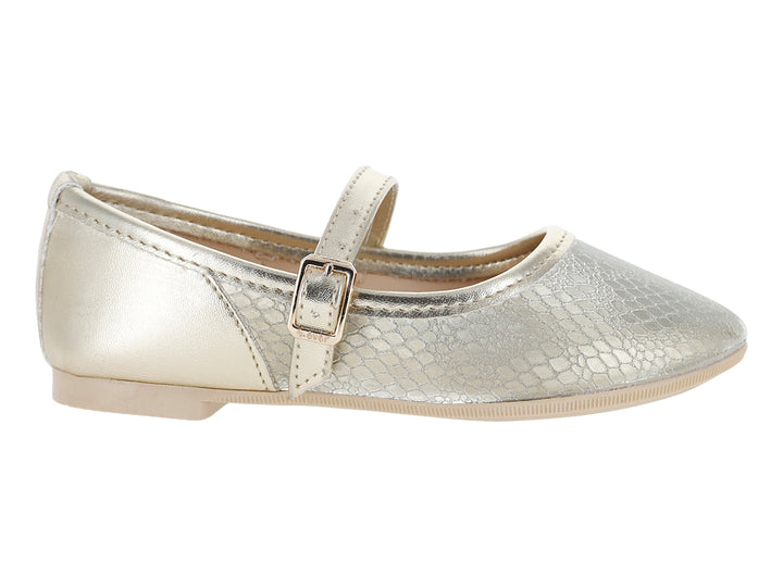 Zapato plano color oro para niña con textura de piel de serpiente y correa con hebilla.