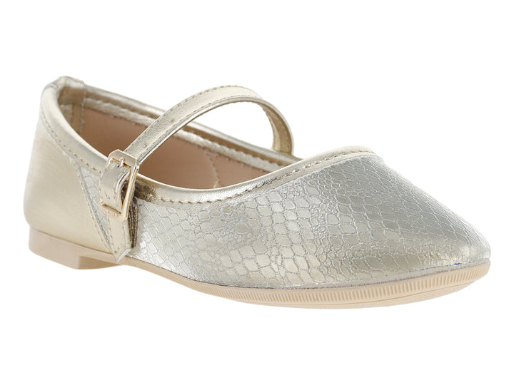 Zapato plano color oro para niña con textura de piel de serpiente y correa con hebilla.