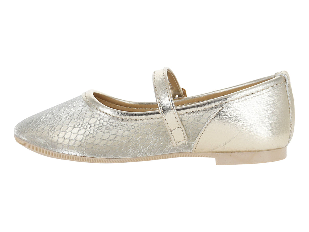 Zapato plano color oro para niña con textura de piel de serpiente y correa con hebilla.