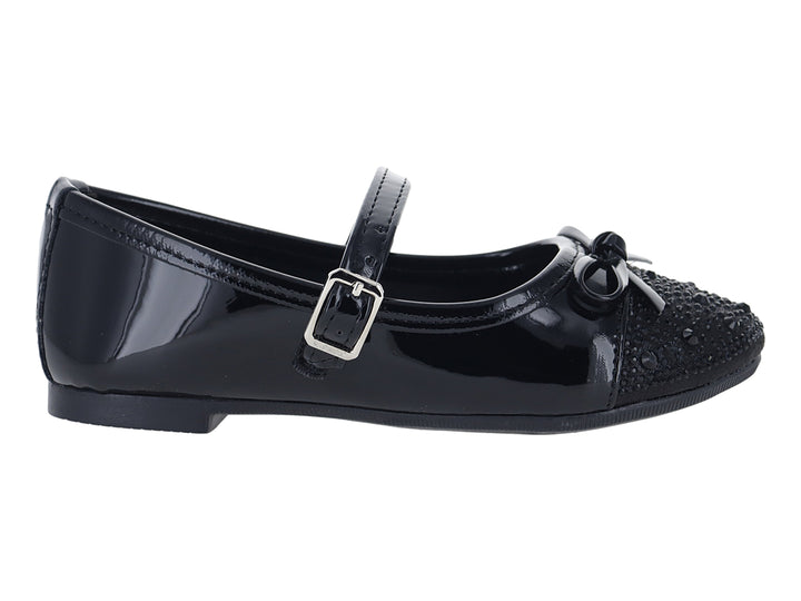 Zapato plano negro de charol para niña con correa, hebilla y moño decorativo en la punta.
