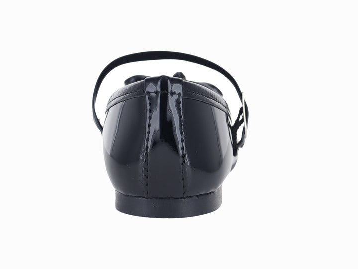 Zapato plano negro de charol para niña con correa, hebilla y moño decorativo en la punta.