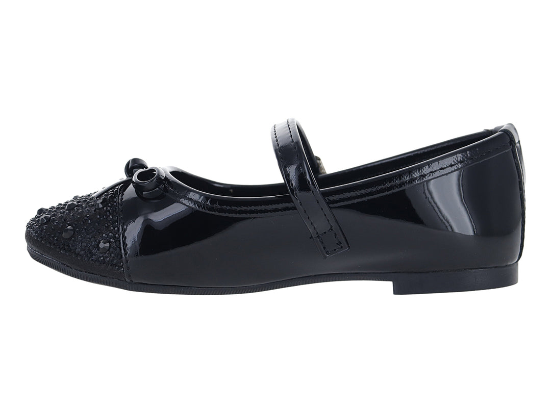 Zapato plano negro de charol para niña con correa, hebilla y moño decorativo en la punta.