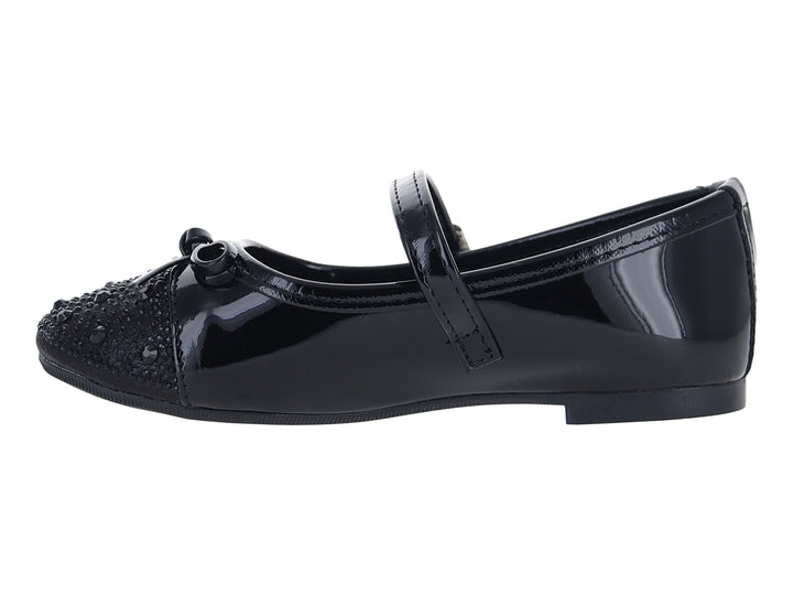 Zapato plano negro de charol para niña con correa, hebilla y moño decorativo en la punta.