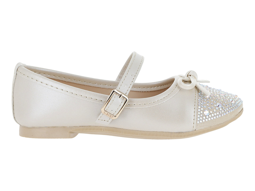 Zapato plano blanco nacarado para niña con correa, moño y detalles de brillantes en la punta.
