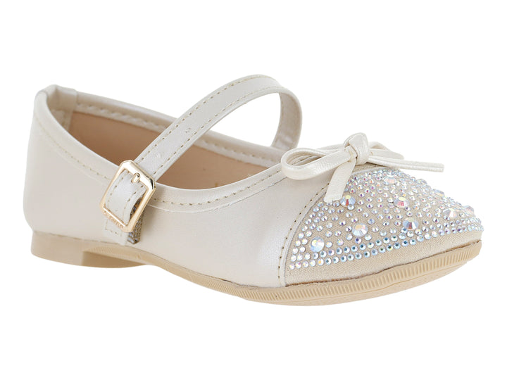 Zapato plano blanco nacarado para niña con correa, moño y detalles de brillantes en la punta.