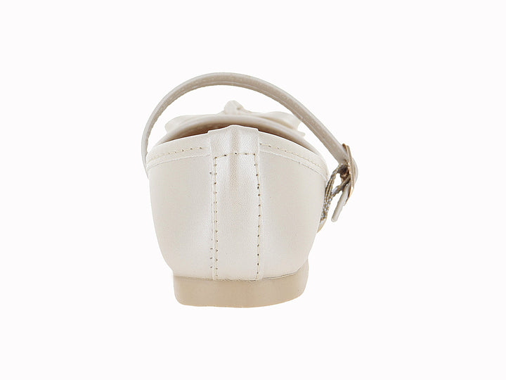 Zapato plano blanco nacarado para niña con correa, moño y detalles de brillantes en la punta.