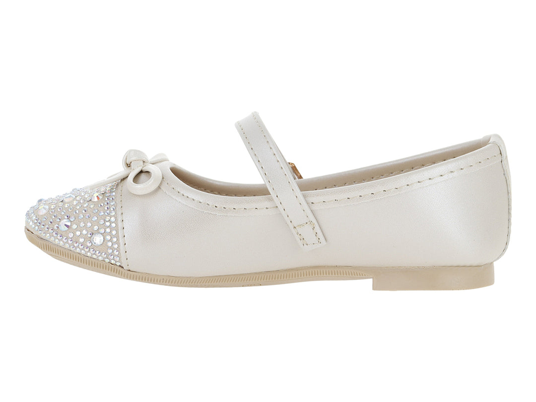 Zapato plano blanco nacarado para niña con correa, moño y detalles de brillantes en la punta.