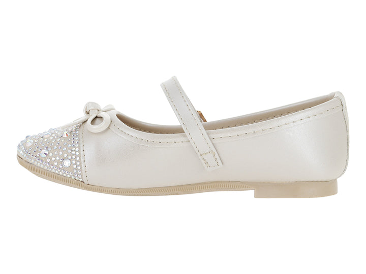 Zapato plano blanco nacarado para niña con correa, moño y detalles de brillantes en la punta.