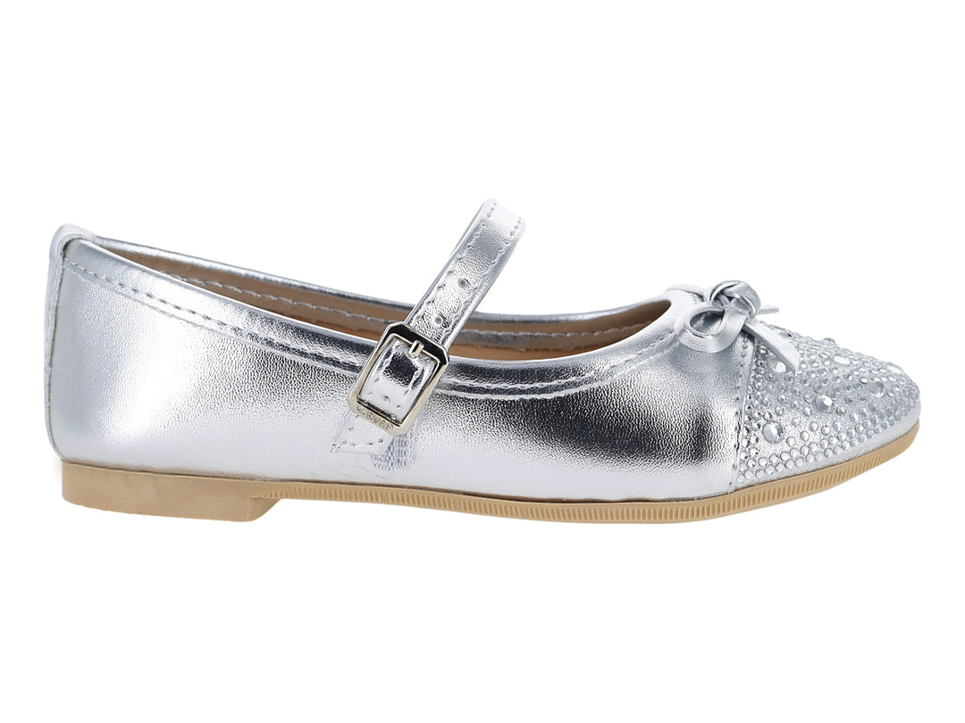 Zapato plano plateado metálico con correa, moño y detalles de perlas en la punta.