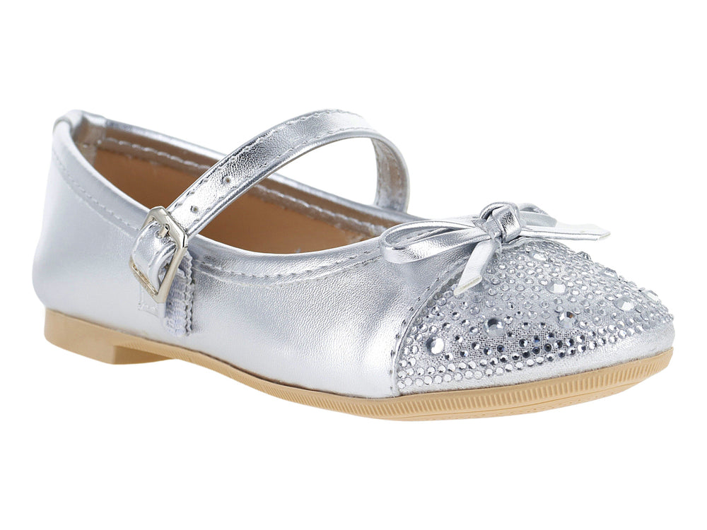 Zapato plano plateado metálico con correa, moño y detalles de perlas en la punta.
