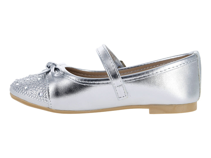 Zapato plano plateado metálico con correa, moño y detalles de perlas en la punta.