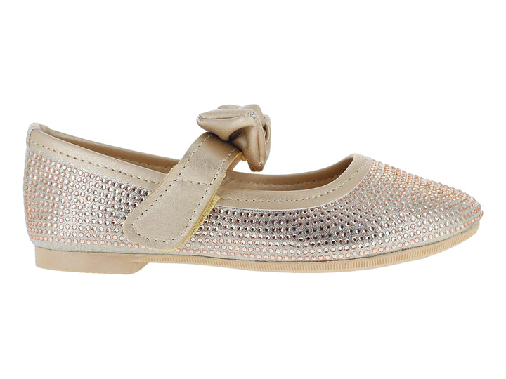 Zapato plano tipo bailarina color dorado con moño y acabado brillante texturizado.