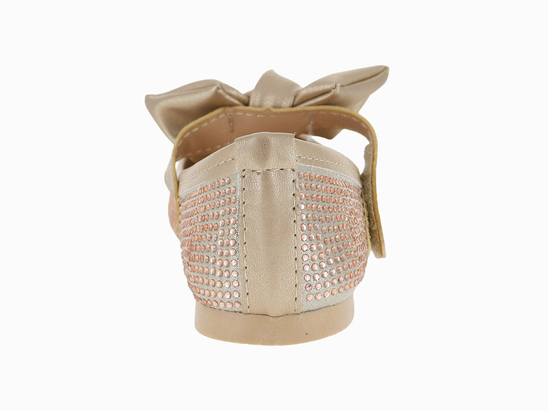 Zapato plano tipo bailarina color dorado con moño y acabado brillante texturizado.