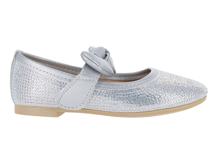 Zapato plano plateado brillante con un nudo decorativo en la parte superior y suela beige.